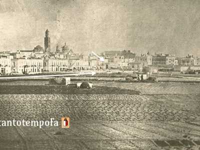 All�epoca della sua costruzione, infatti, non esisteva ancora il Lungomare e la Camera di Commercio sorgeva a ridosso del Molo San Nicola circondato da campagna e spiagge